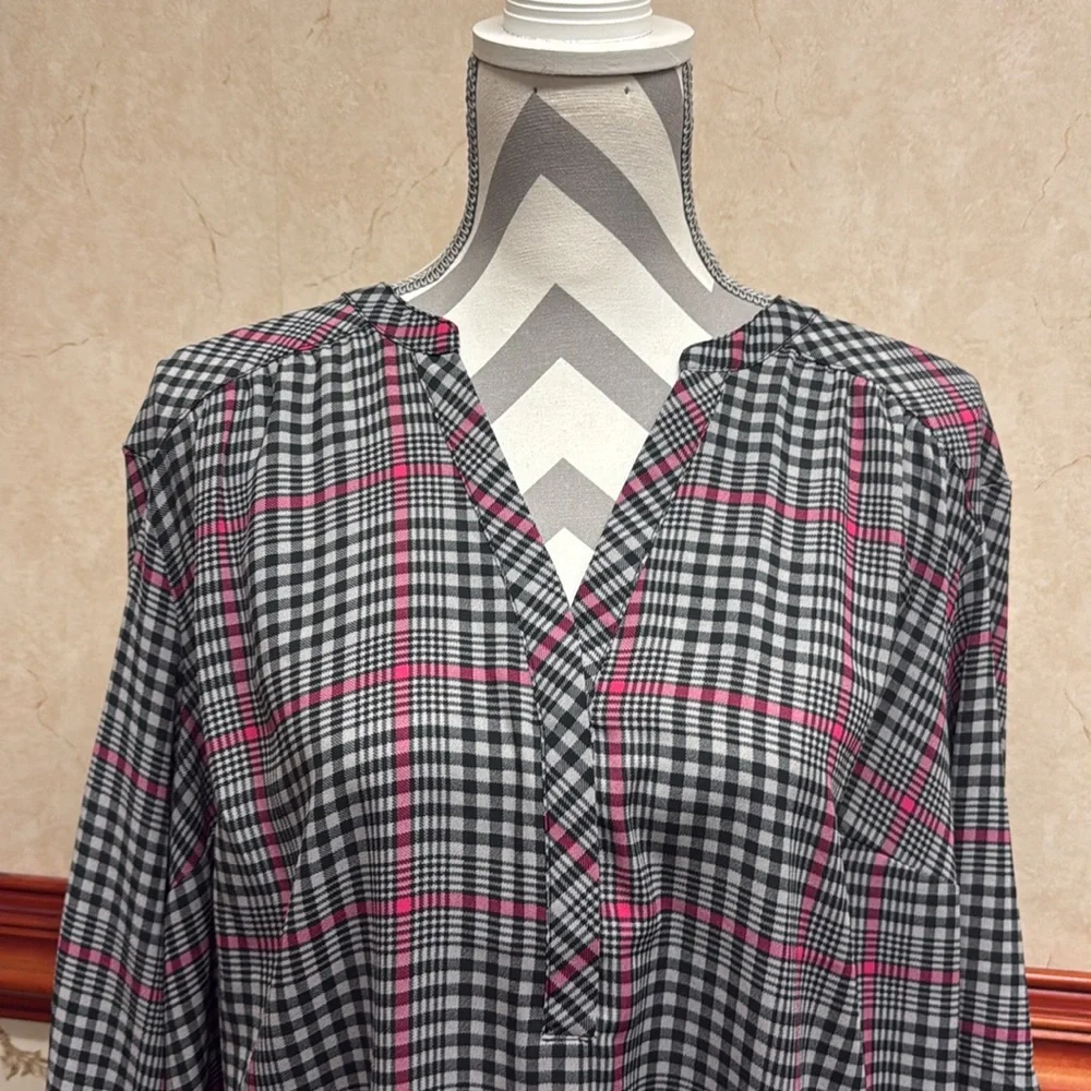 Torrid: Harper Georgette Pullover 3/4 Sleeve - Picture 7 of 14